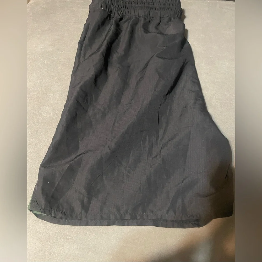 🔴 3/$12 Teen Boy’s Abercrombie Green and Black Shorts! Size 15/16‎